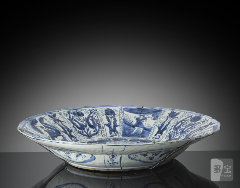 A large blue and white 'Kraak' charger with decoration of scholars and servant boy and reserves with tulips and flowers - 图2